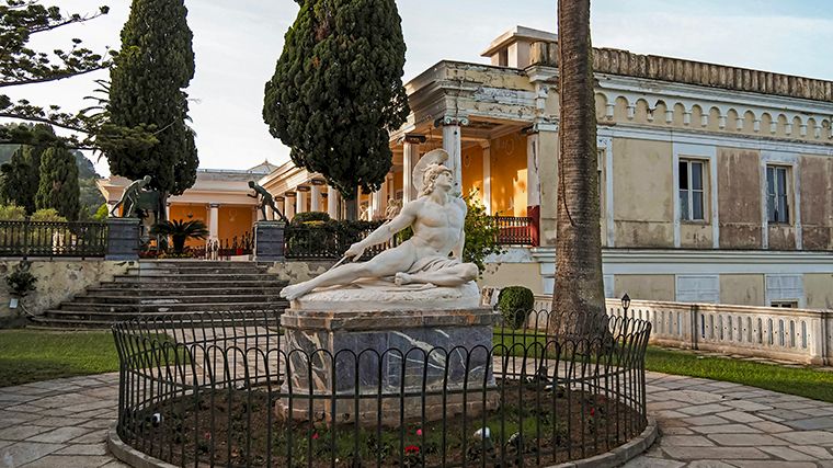 Beeld van de stervende Achilles bij het paleis van keizerin Sissi op Corfu.