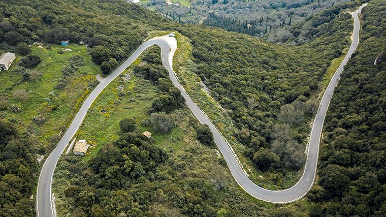 Vooral het noordelijke deel van Corfu is bergachtig met kronkelende wegen in het binnenland.