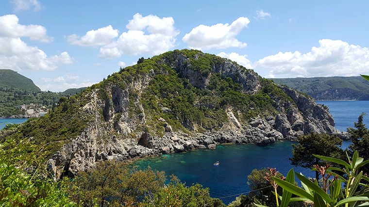 Het uitzicht vanaf het klooster van Palaiokastritsa op Corfu.