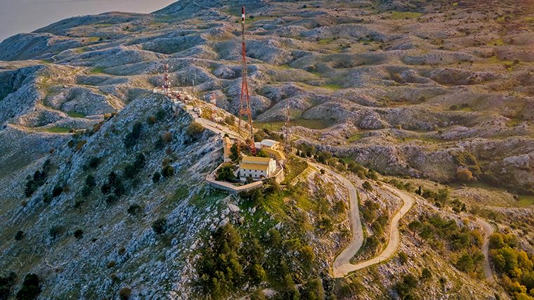 Naar de top van de hoogste berg op Corfu moet je uiteraard wel wat haarspeldbochten nemen.