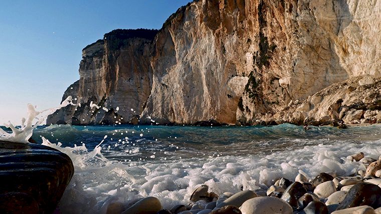 De indrukwekkende rotskust van het eilandje Paxos, voor de zuidkust van Corfu.