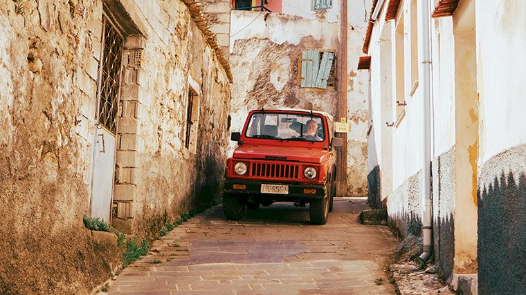 Kies niet een te grote huurauto als je de nauwe straatjes op Corfu wilt verkennen.