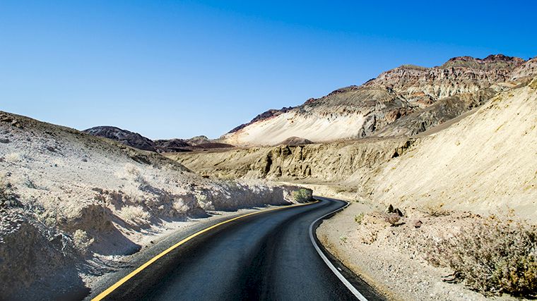 Zie je jezelf al rijden in een huurauto over deze weg door Death Valley ten westen van Las Vegas?