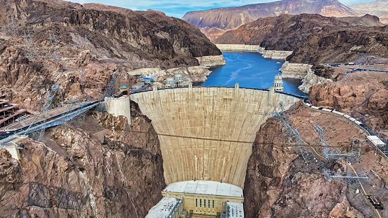 Uitzicht op de Hoover Dam vanaf de brug over de Colorado River.