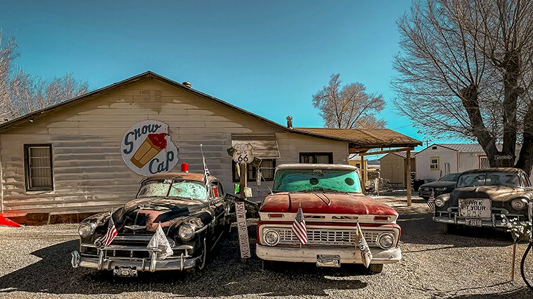 Oldtimers voor een diner in de stijl van de jaren vijftig in Seligman, Arizona.