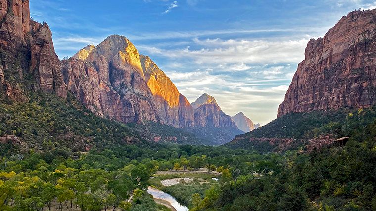 Het prachtige contrast tussen de groene vallei en de steile rotsen in Zion National Park.