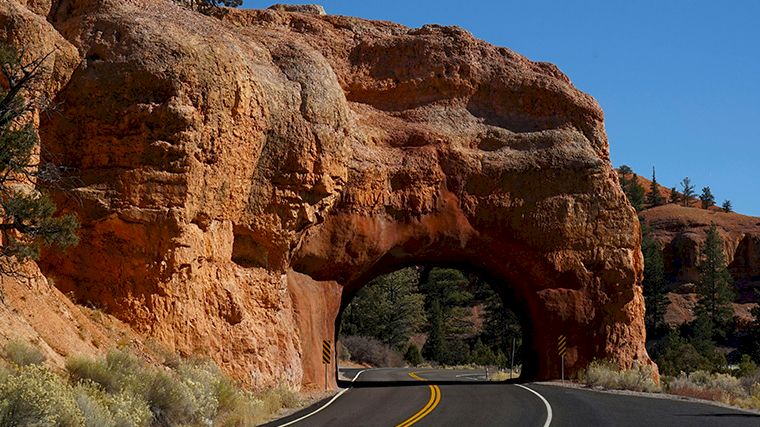 Een rotstunnel waar Scenic Byway 12 doorheen loopt.