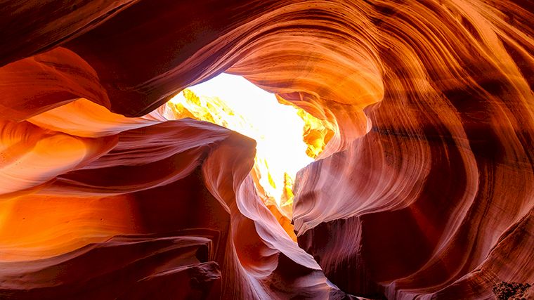 Bij de juiste lichtval komen de golvende vormen van Antelope Canyon mooi uit.