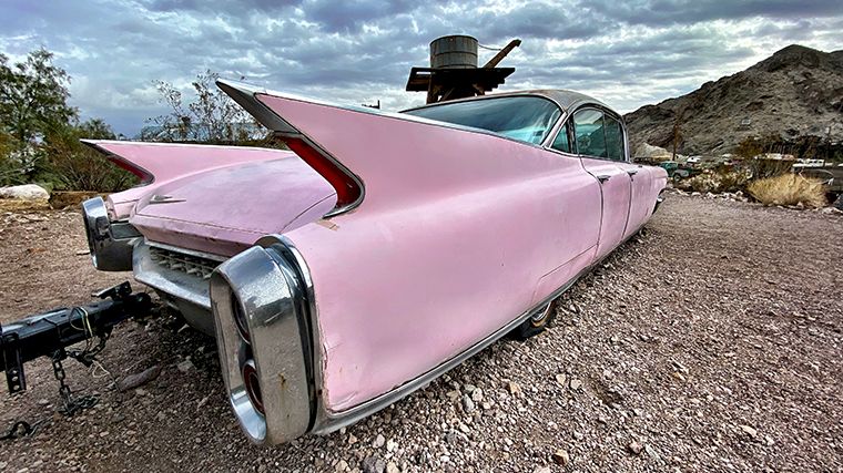 Rond de oude goudmijn bij Nelson in Nevada staan karakteristieke Amerikaanse auto’s uit lang vervlogen tijden.