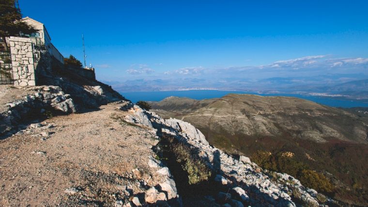 Het uitzicht vanaf de top van de Pantokrator op Corfu.