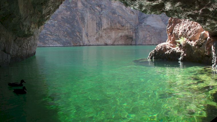 De woestijn is ver weg als je met een kajak door Emerald Cave bij Las Vegas vaart