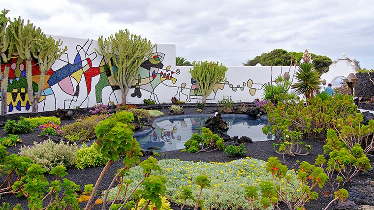 De beschilderde muur rond de tuin van Fundación César Manrique.