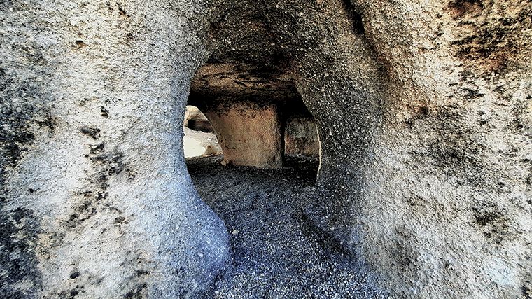 De vreemde holtes in rotsen bij Teguise op Lanzarote.