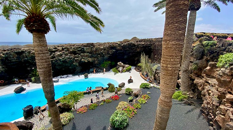 Het helderblauwe zwembad waar je niet in mag zwemmen in Jameos del Aqua.