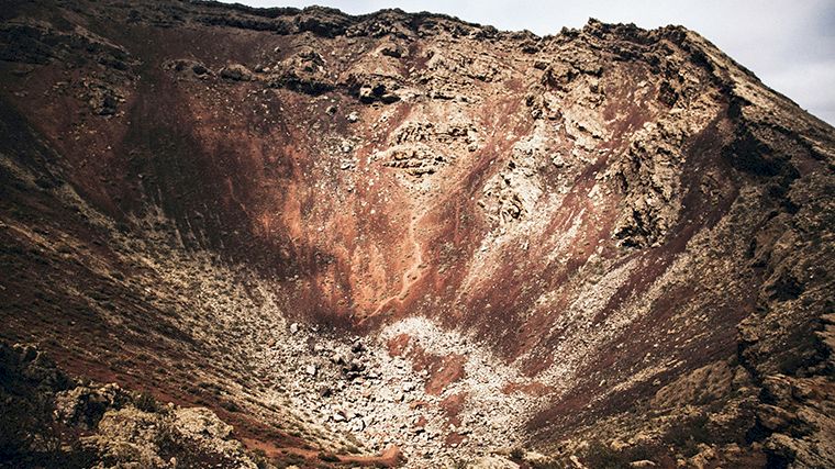 Na een makkelijke wandeling is dit je uitzicht op de krater van de Coronavulkaan in het noorden van Lanzarote.