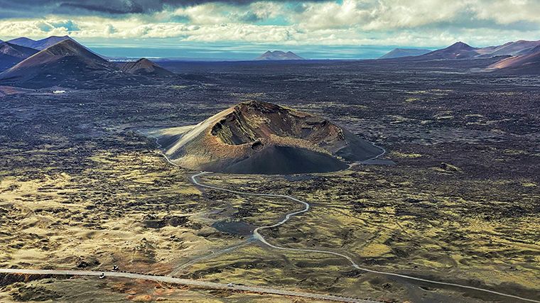 Blik op de Volcán El Cuervo, waar je door de krater kunt wandelen