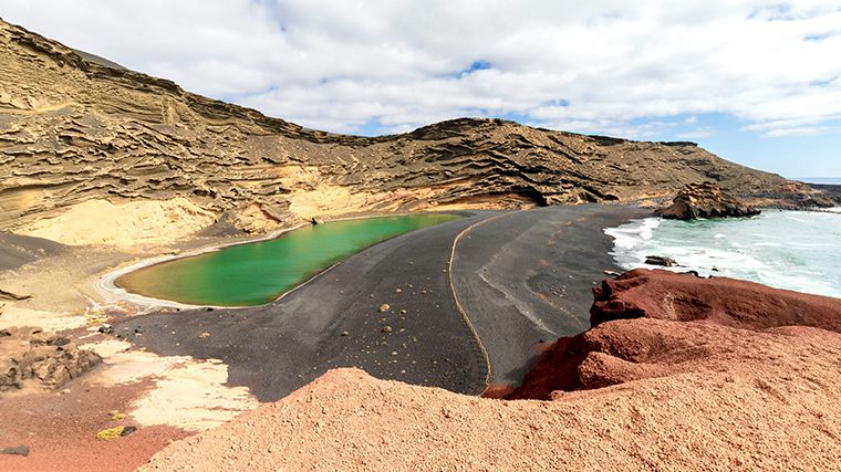 Het groene water van het Lago Verde op Lanzarote, Canarische Eilanden