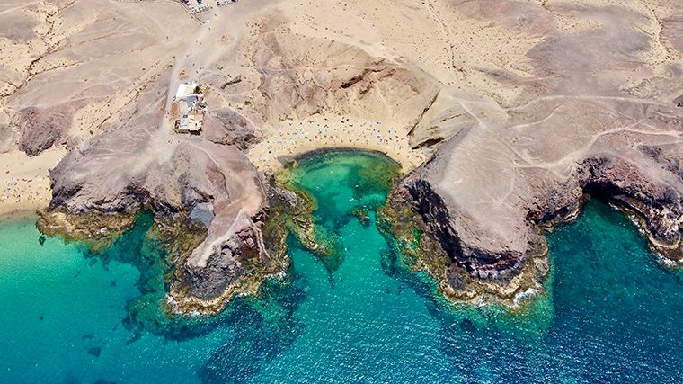 Bovenaan deze foto zie je dat je de huurauto vlak bij de idyllische baaien van Playa de Papagayo kunt parkeren.