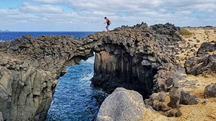 De natuurlijke brug van basaltblokken aan de kust van het eilandje La Graciosa.