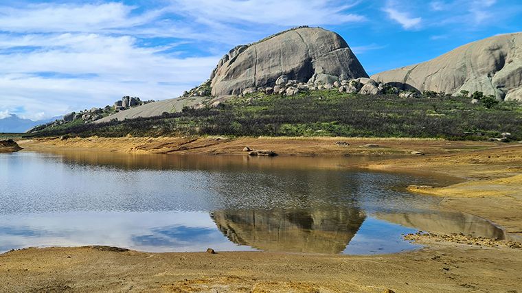 Het is niet alleen wijn wat de klok slaat in de Kaapse Wijnlanden, rijd met je huurauto naar Paarl Mountain.