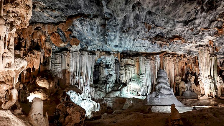 De Cango Caves bij Oudtshoorn in de Klein Karoo, Zuid-Afrika.