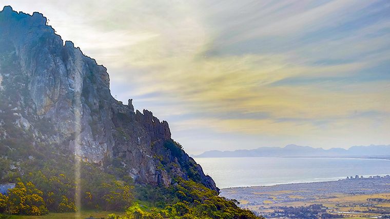 Het uitzicht over False Bay vanaf een parkeerplaats langs Sir Lowry’s Pass bij Kaapstad.