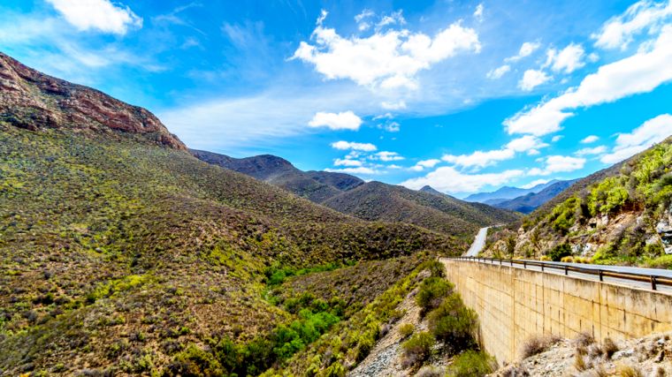De Huisrivierpas tussen Ladismith en Calitzdorp in Klein Karoo, Zuid-Afrika.