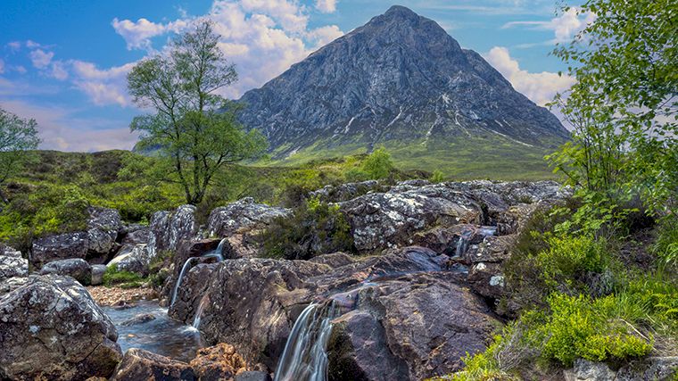 Watervalletjes in de Glen Etive met op de achtergrond de berg Buachaille.