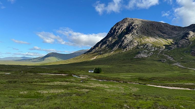 Achter deze eenzame cottage in de Schotse Hooglanden begint de Devil’s Staircase naar de top van de berg Buachaille.