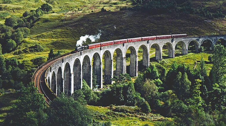 De stoomtrein Jacobite op het ‘Harry Potter viaduct’ in Schotland.