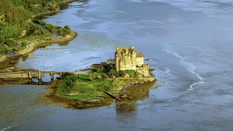 Het volledig gerestaureerde Eilean Donan Castle staat op een eilandje waar drie lochs samenkomen.