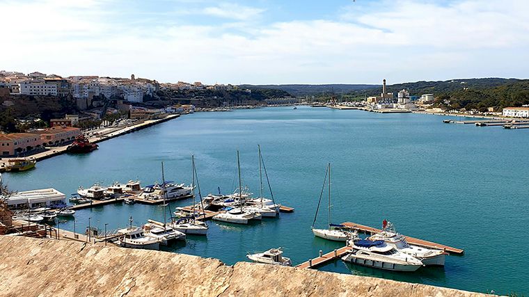 De grote natuurlijke haven van Mahón, de hoofdstad van Menorca.