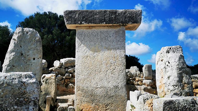Waarom de prehistorische bewoners van Menorca T-vormige structuren (taula’s) bouwden is een raadsel.