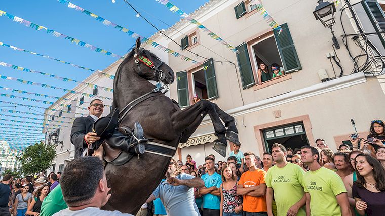 In de zomer is er altijd wel ergens op Menorca een fiesta, zoals hier in Es Mercadal.