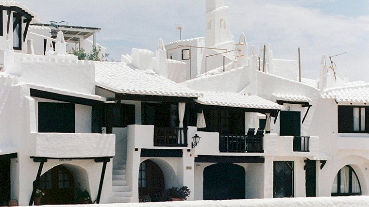 De zogenaamd traditionele huisjes van Binibeca op Menorca.