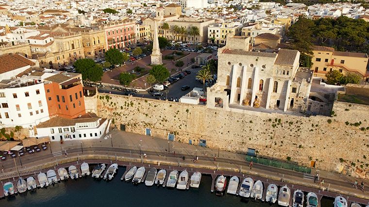 Een deel van de oude stadsmuur en het grote Plaça des Born in Ciutadella, de oude hoofdstad van Menorca.