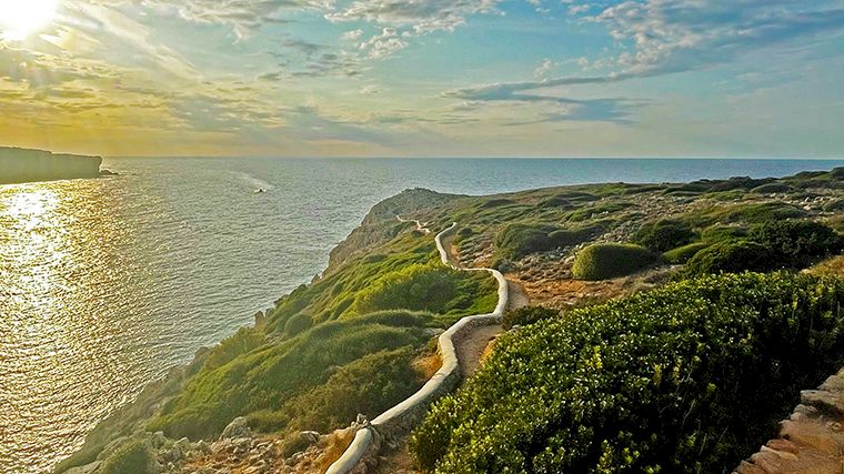 De Camí de Cavalls loopt rond het hele eiland en soms vlak langs de kust, zoals hier bij Cala Morell.