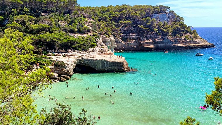Het populaire strand Cala Mitjana op Menorca.