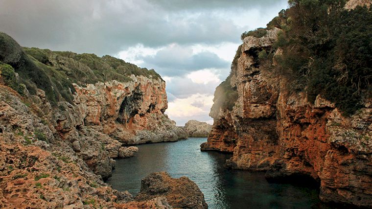 Geen strand, maar wel een mooie plek om te snorkelen: Cala Rafalet, vlak bij Mahón. (Foto: https://unsplash.com/@miguelbaixauli)