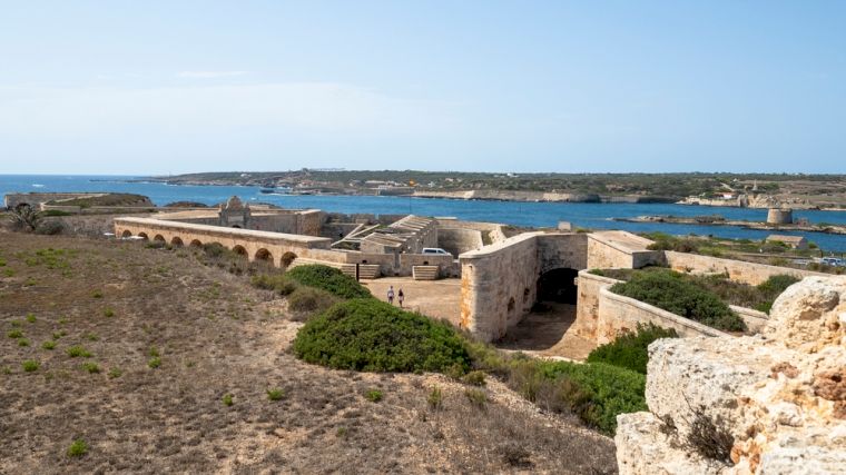 Het Spaanse fort op het schiereiland La Mola met aan de overkant de contouren van Britse verdedigingswerken.