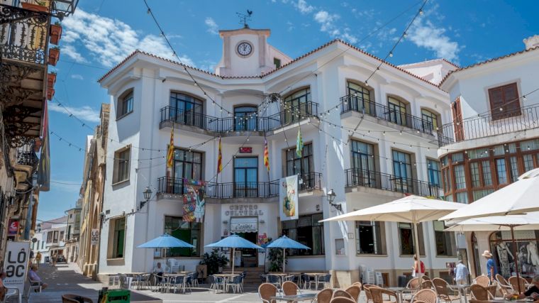 Het gezellige centrale pleintje van Alaior op Menorca.