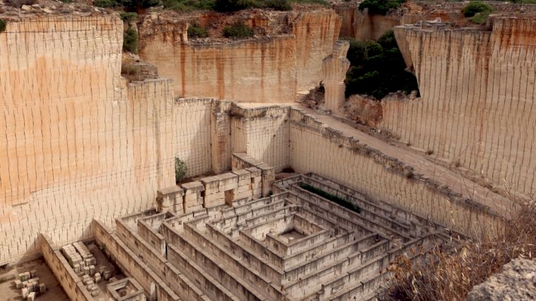 De imponerende voormalige steengroeve bij Ciutadella op Menorca.
