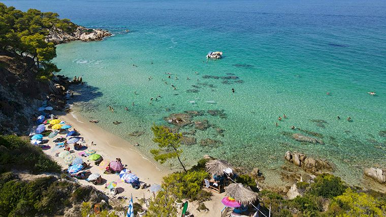Het strand van Kavourotrypes op het schiereiland Sithonia.