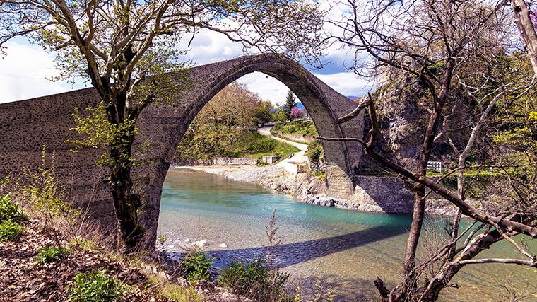 De oude stenen boogbrug bij Konitsa in het noorden van Griekenland.