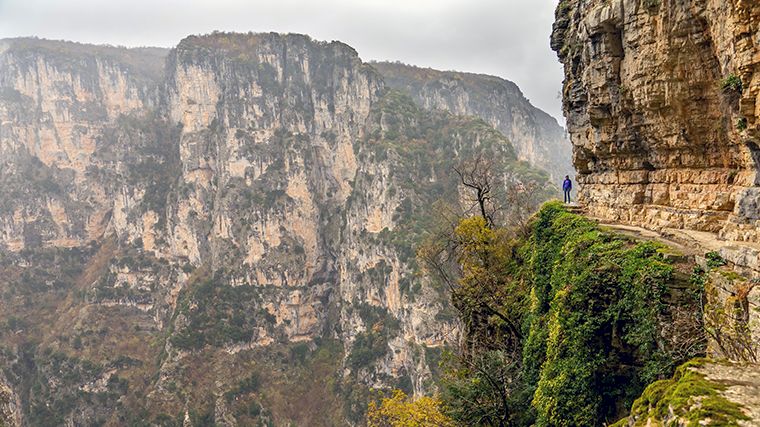 De dramatische steile rotswanden van de Vikoskloof in het Pindosgebergte.