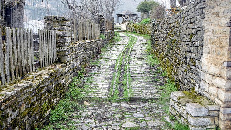 Een rustiek straatje in Ioannina, Noord-Griekenland.