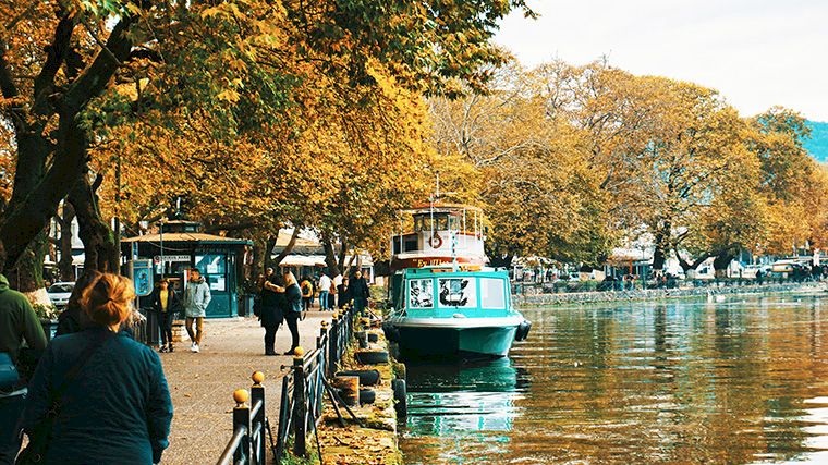 Het is heerlijk flaneren langs het Pamvotismeer, waaraan Ioannina ligt.