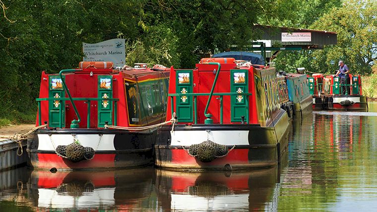 Met klassieke Engelse narrowboats kun je tochten maken over de kanalen in Cheshire en Shropshire.