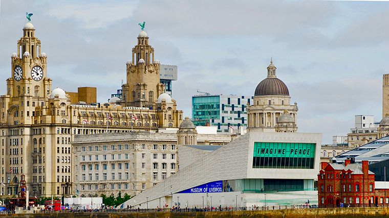 Het nieuwe Liverpool Museum en de iconische vogels op de historische Liver Building.