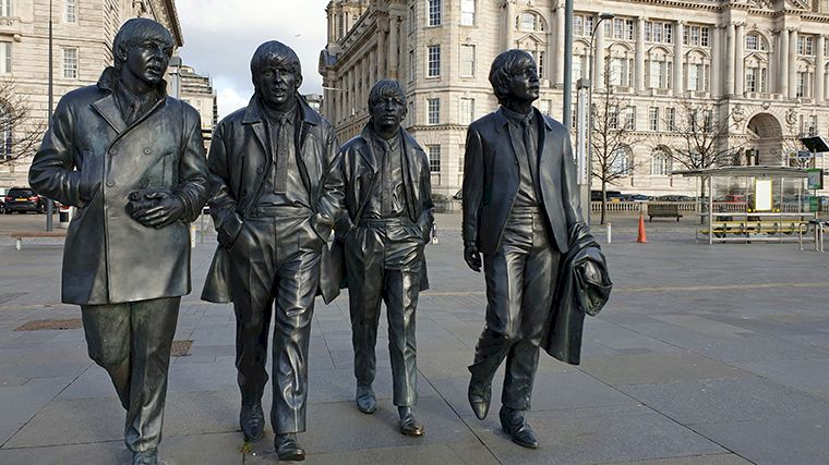 Het standbeeld van The Beatles aan Pier Head in Liverpool.
